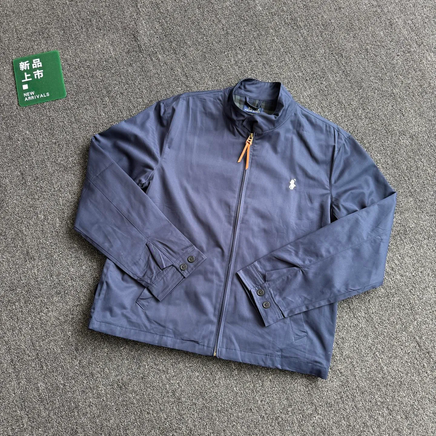 P240 model number G84 - Ralph Lauren/Ralph Lauren's men's and women's old cadre zipper stand collar jacket - the same style as Yi Mengling. Recommended by many fashion bloggers, the Harrington jacket's lapel zipper windproof design perfectly blends casual style and street trend elements, and is very suitable for neutral wear. The fabric texture of the jacket is excellent and comfortable to wear. It is a very versatile and trendy jacket. Original development, 100% pure cotton fabric, exquisite embroidery, evergreen style for all seasons, feel free to buy it, retro will never go out of style!  Color: Black Navy Size: S M L XL